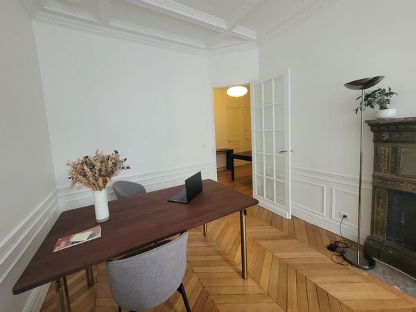 Chambre d'ami, bel immeuble haussmanien, idéal pour visiter Paris le temps d'un (long) WE.