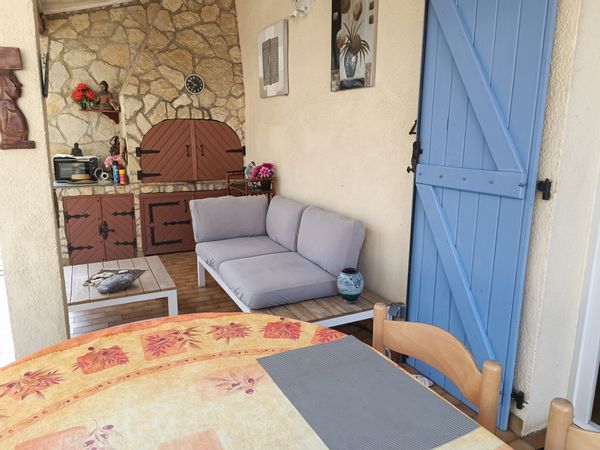 La maison de Danielle,  situé dans une impasse au calme, avec un jeu de boules au milieu,