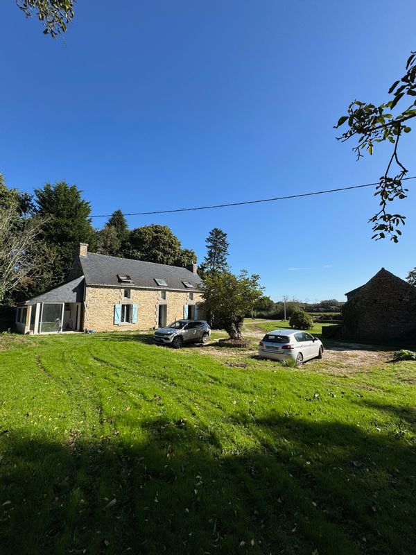 Maison de famille typique bretonne située sur un ancien corps de ferme entre terre et mer