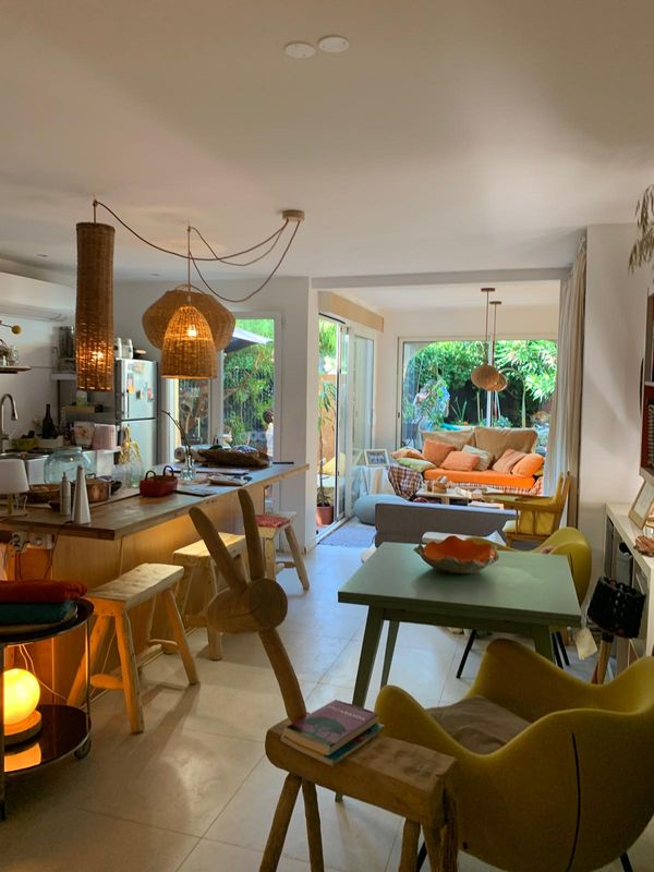 Calme mais en plein centre, proche du port et des plages. Sérénité et ambiance chaleureuse assurées