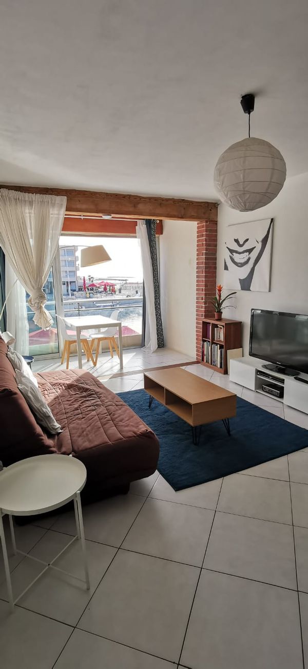 Premiére ligne dans une ville au bord de la mer