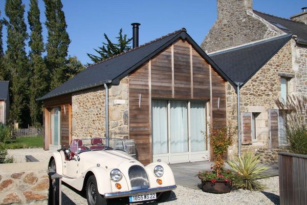 Une ancienne longère rénovée tout confort et très lumineux.