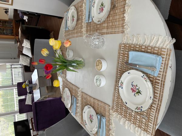 Older comfy house ½ hr from Vancouver. Lovely seaside walk & pier a 12 min walk down the hill.