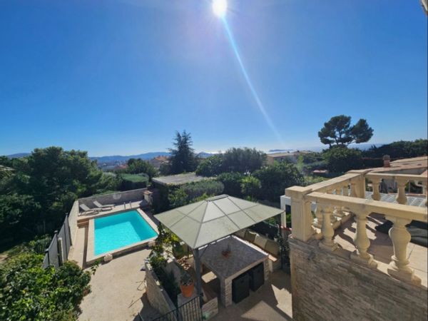 Maison familiale avec piscine sur les hauteurs de Marseille
