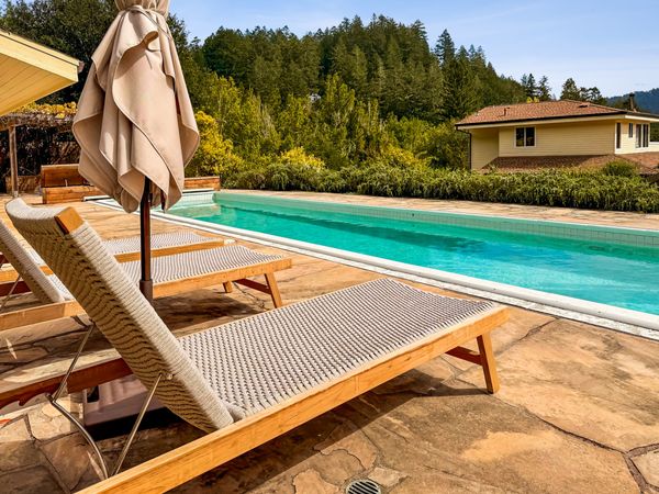 Secluded retreat on 6 acres - beautiful flowers & veggies, pool, spa; 1hr to SF, 20min to Pt Reyes