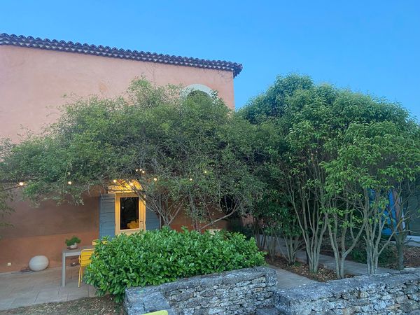 Notre maison provençale au milieu des chênes verts.