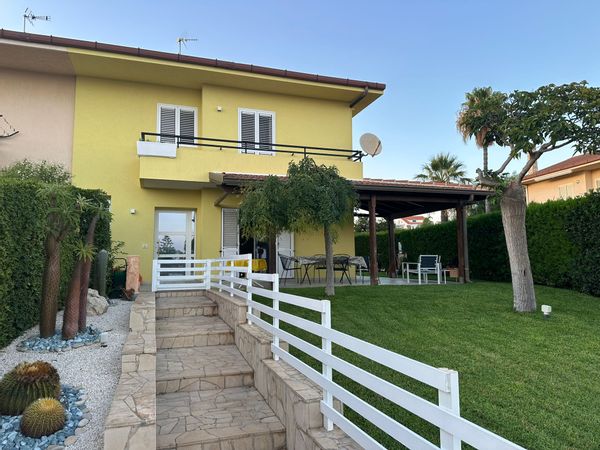 Casa Ragusa è una villetta con giardino, ampia veranda a pochi minuti a piedi dal mare.