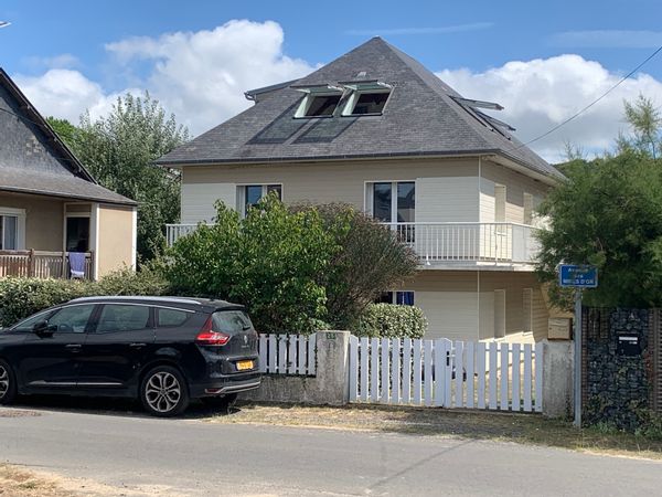 Maison familiale de vacances à Jullouville en basse Normandie. 12 couchages, à 80 m de la plage.