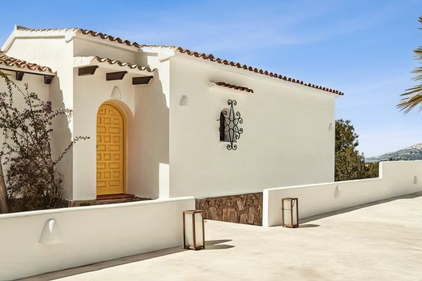 Peaceful Mediterranean home, views of Montgó, near top coves, shops & restaurants.