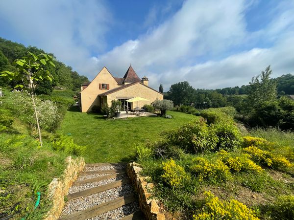 Maison au cœur du triangle d'or du Périgord noir, près de Sarlat et à 600m de la Dordogne.