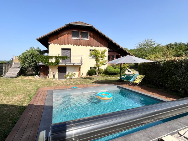 Maison de campagne à mi chemin entre Annecy, son lac et ses et ses montagnes, et Genève en suisse.
