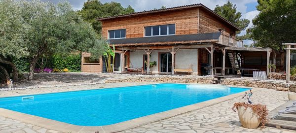 Maison en bois, isolée en paille, lumineuse, décor nature, avec piscine et spa.