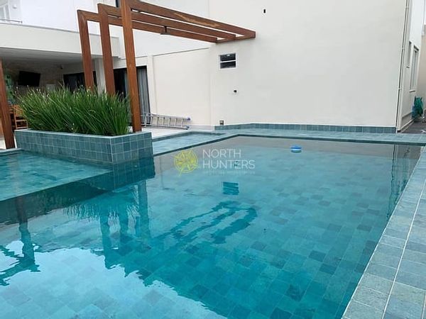Recently Renovated Pool Home next to Open Shopping and Beach