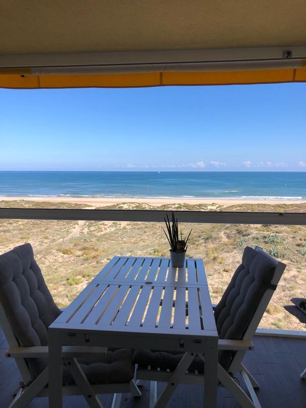 Mi casa da directamente al mar, con una zona de dunas en frente. Es una playa muy tranquila.