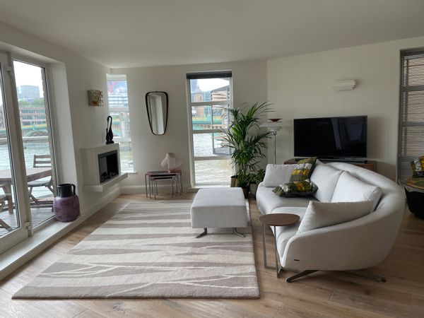 Modern riverside apartment in the heart of historic London