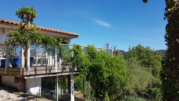 Maison contemporaine avec jardin, jacuzzi et vue mer – idéale en famille, entre mer et lac !