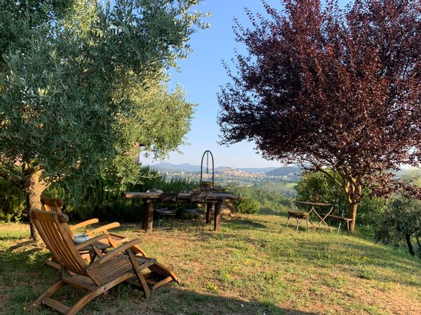 Porzione di casale su due piani con giardino immerso nel verde dell'Umbria