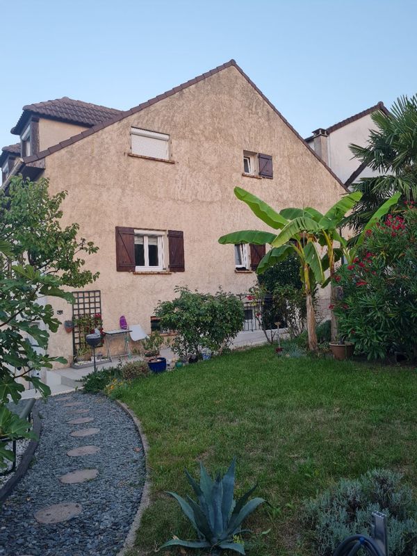 Maison près de Paris, au calme avec jardin.
