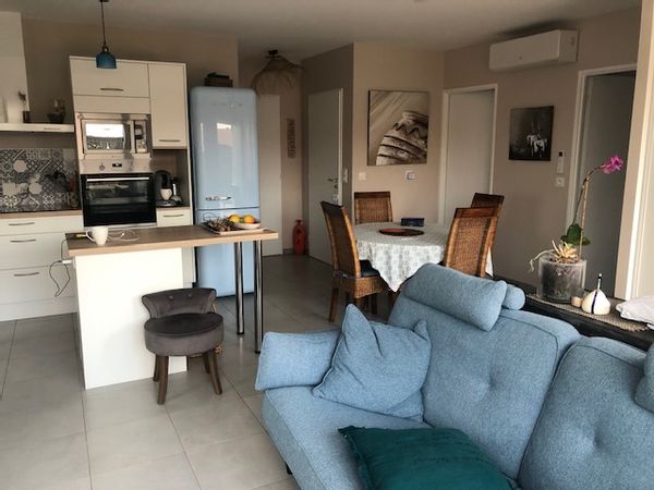 C'est une maison bleue dans un quartier au calme entourée de voisins sympathiques!