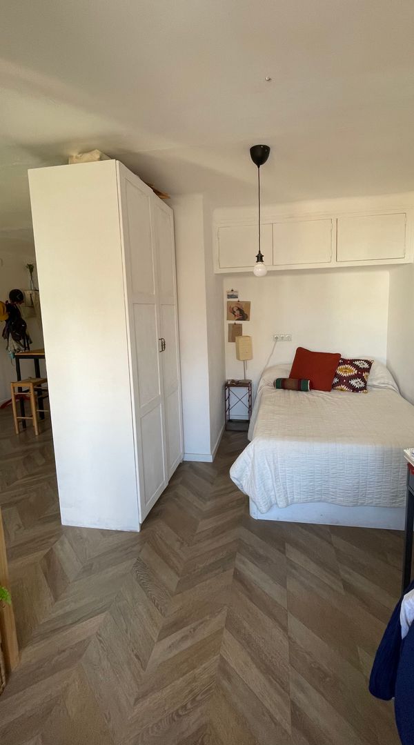 Marina's house is nice and comfortable. Lot of light and silence during the day and at night.