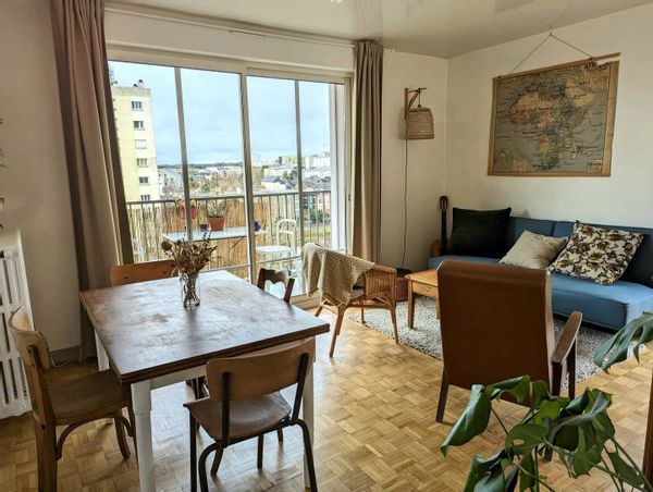 L'appartement est au dernier étage d'une résidence calme et aussi proche du centre ville de Rennes