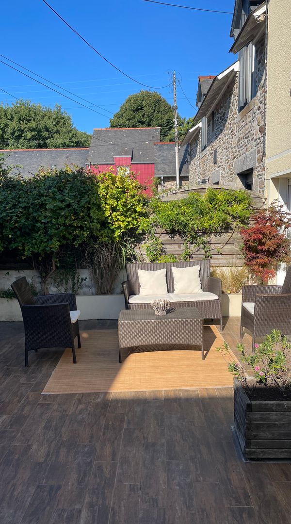 La maison de Sophie est facile à vivre avec deux entrées indépendantes, terrasse avec la mer à pied.