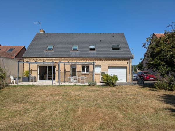 Jolie maison avec un grand jardin à la campagne et proche de nombreuses activités.