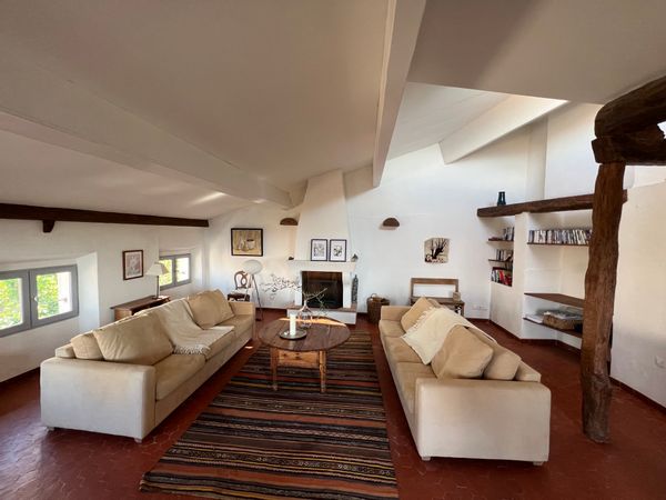 Superbe duplex dans le coeur du village de Tourrettes avec vue sur la vallée depuis la terrasse