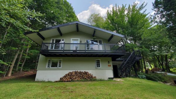 Maison au coeur du paisible secteur Vertmont-sur-le-lac entre lac et montagnes!