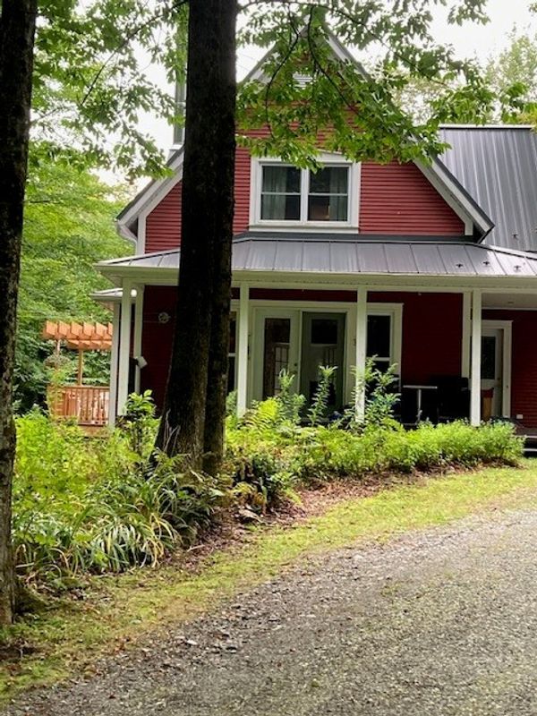 La maison rouge dans la forêt