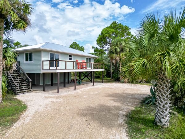 Siren’s Oasis: Mid-century modern beach retreat, sleeps 6, lift access, pond view, steps to beach.