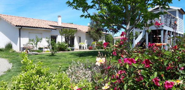 Maison campagne avec piscine, jardin, terrasses, proche grande ville et sites touristiques.