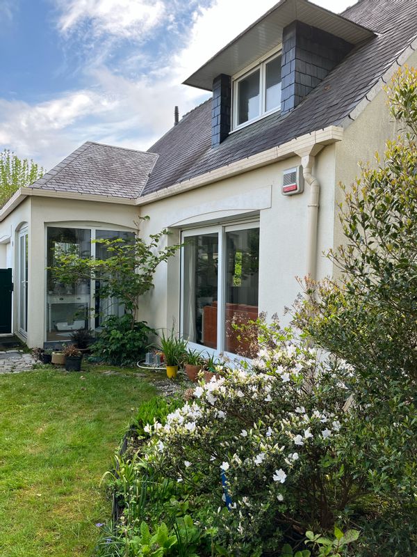 Chambre au calme sur verdure .