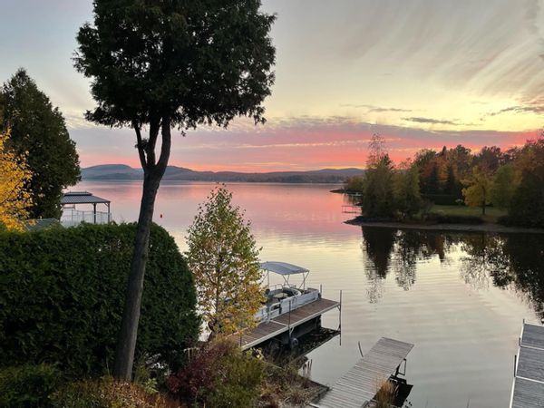 Notre maison est située directement sur le bord du Grand Lac Brompton.