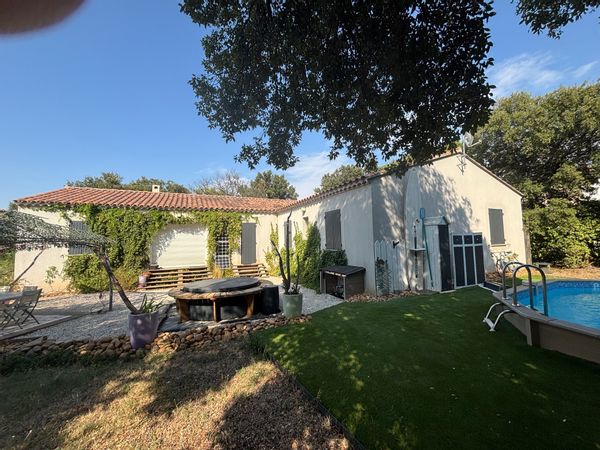 Maison avec piscine et jardin punk en lotissement sécurisé à deux pas de la cité Papale