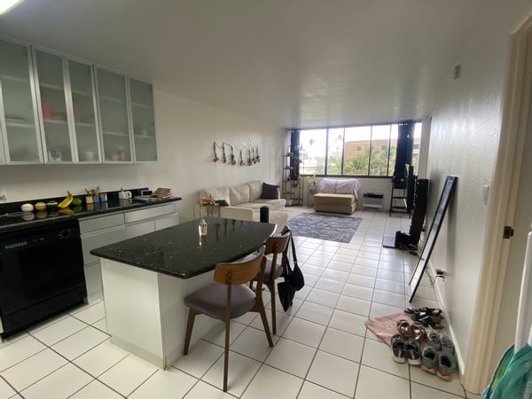 Cute apartment in the heart of downtown, walking distance to great restaurants and bars.