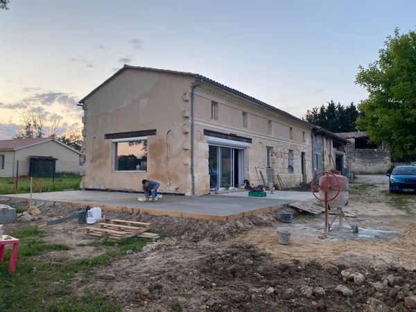 Vielle grange de 5 chambres rénovée avec gout.  Un toboggan pour descendre de l'étage !