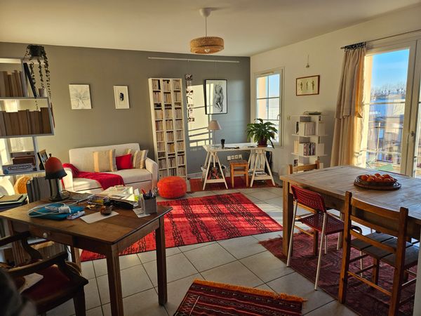 L'appartement de Marie est au 3ème/dernier étage d'une résidence sécurisée, terrasse vue dégagée.