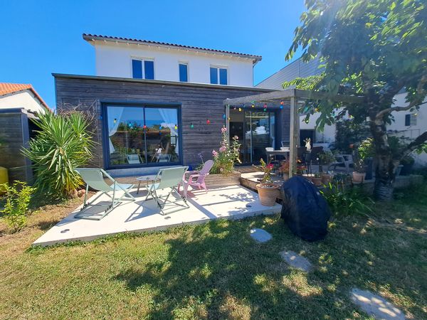 Maison avec aperçu mer et plage en bas de la rue!