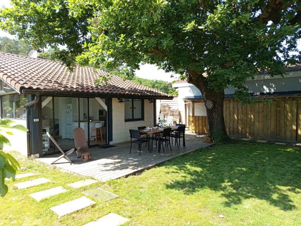 La maison est surplombée par un chêne centenaire qui vous apportera calme et tranquilité.