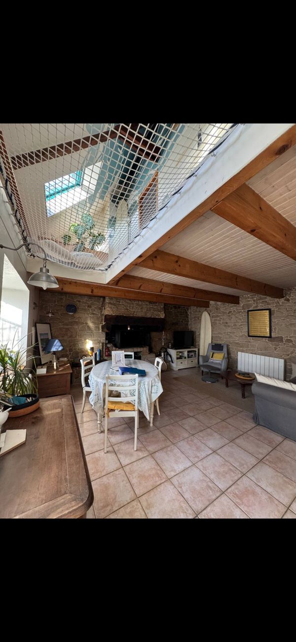 Maison bretonne toute en pierre avec grande cheminée