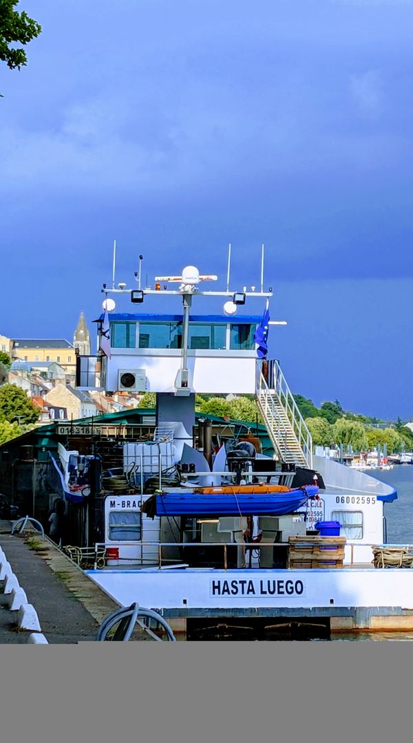 Ancienne meulière avec une véranda serre,un jardin de charme à 25 minutes en train du centre Paris.