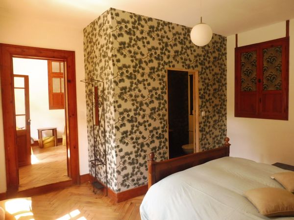 Nous mettons à disposition un appartement très frais au rez de chaussée indépendant dans notre cour