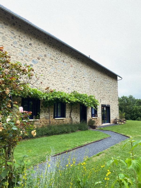 Grange habilitée écologiquement sur 1 hectare 1/2 de verdure.