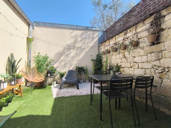 Petite maison au coeur de Compiègne avec son patio secret pour visiter la Picardie et Paris