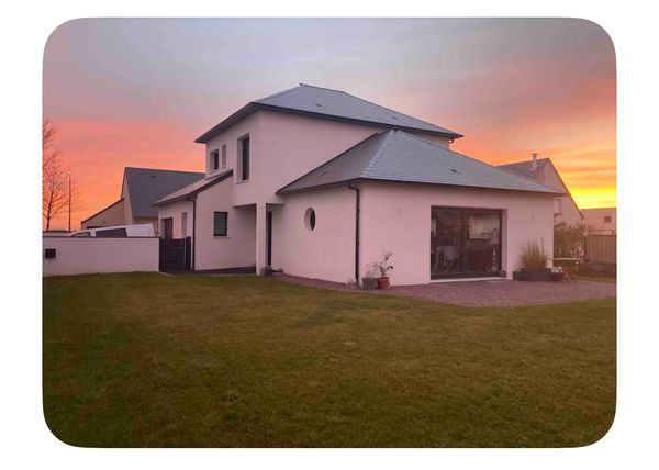 La maison de David et Caroline est une jolie maison moderne proche de la mer des commerces.