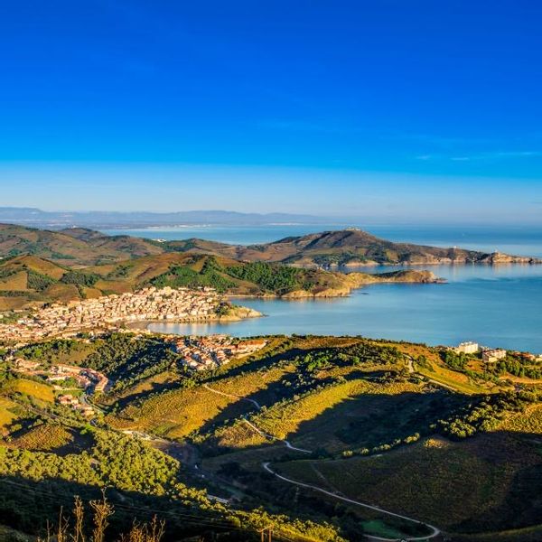 La maison de Delphine et de Jean est à 50 mètres de la mer et de la grande plage de Banyuls sur Mer
