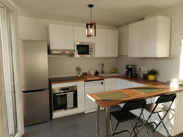 Appartement 2 chambres, peut accueillir 5 personnes. Il se situe à 2km des plages et des calanques.