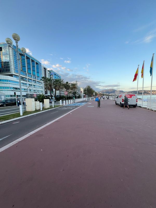 Seaside Flat 50m from the beach/Promenade, close to Nice center, next to tram stop to airport