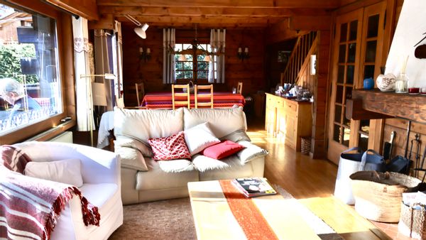 La maison de Evelyne et Serge C'est un chalet en bois au coeur d'un village touristique de montagne